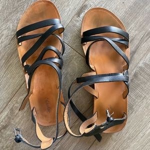 OluKai Po’iu sandals